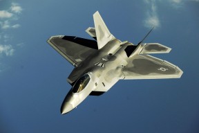 米兰电竞官网-英超球队采用智能穿戴设备提升训练科学性，英超联赛用球